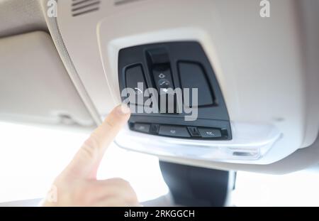 Mann drückt den sos-Notausschalter mit dem Finger, um das Call Center zu kontaktieren Stockfoto