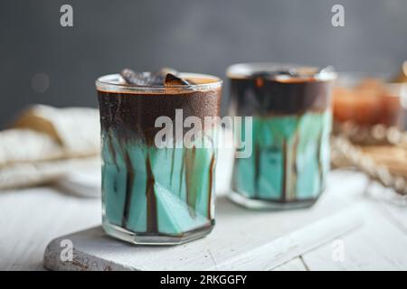 Charakteristisches, eiskaltes Schokoladen-Minzgetränk im Glas, selektiver Fokus Stockfoto