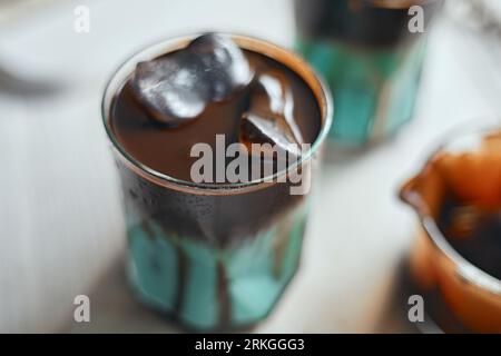 Charakteristisches, eiskaltes Schokoladen-Minzgetränk im Glas, selektiver Fokus Stockfoto