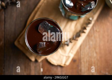 Charakteristisches, eiskaltes Schokoladen-Minzgetränk im Glas, selektiver Fokus Stockfoto