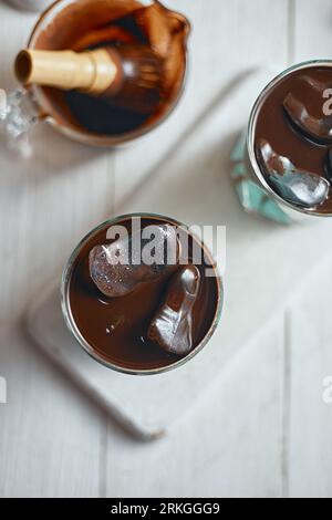 Charakteristisches, eiskaltes Schokoladen-Minzgetränk im Glas, selektiver Fokus Stockfoto