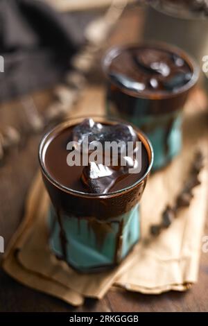 Charakteristisches, eiskaltes Schokoladen-Minzgetränk im Glas, selektiver Fokus Stockfoto