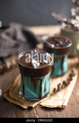 Charakteristisches, eiskaltes Schokoladen-Minzgetränk im Glas, selektiver Fokus Stockfoto