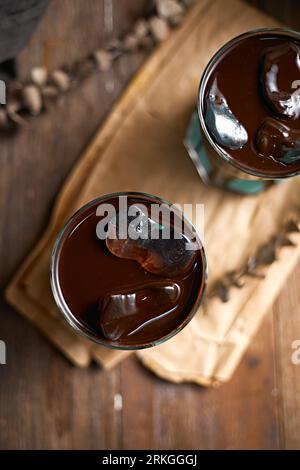 Charakteristisches, eiskaltes Schokoladen-Minzgetränk im Glas, selektiver Fokus Stockfoto