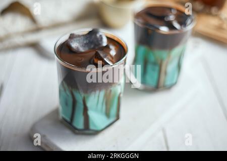 Charakteristisches, eiskaltes Schokoladen-Minzgetränk im Glas, selektiver Fokus Stockfoto