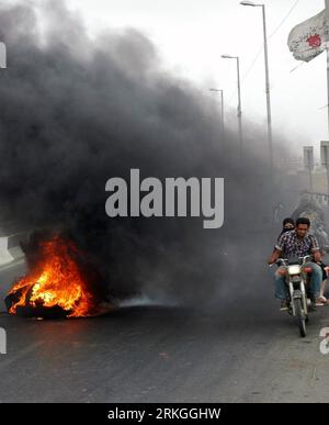 Bildnummer: 55595663  Datum: 15.07.2011  Copyright: imago/Xinhua (110715) -- SUKKUR, July 15, 2011 (Xinhua) -- A Pakistani motorcyclist rides past a pile of burning tires during a protest against Karachi violence in Sukkur, Pakistan, on July 15, 2011. (Xinhua/Toheed) (xhn) PAKISTAN-SUKKUR-UNREST PUBLICATIONxNOTxINxCHN Gesellschaft Unruhen Ausschreitungen Straßenschlacht xtm 2011 hoch o0 Feuer Reifen brennt brennender Brand    Bildnummer 55595663 Date 15 07 2011 Copyright Imago XINHUA 110 715 Sukkur July 15 2011 XINHUA a Pakistani motorcyclist Rides Past a Pile of Burning Tires during a Protest Stock Photo
