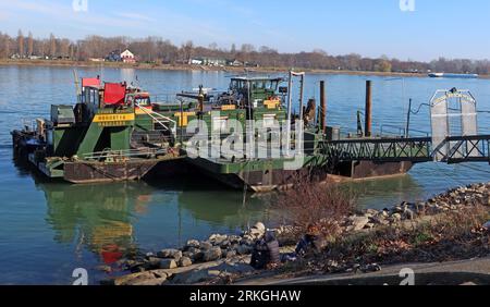 Rheinufer und Anlegeeinrichtungen, Arbeitsboot Moguntia ENI 04605980, Uferstraße, 55116 Mainz, Mainz, Rheinland-Pfalz, Deutschland Stockfoto