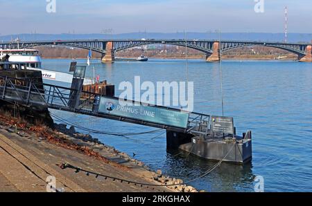 Rheinufer und Anlegeeinrichtungen, Arbeitsboot Moguntia ENI 04605980, Uferstraße, 55116 Mainz, Mainz, Rheinland-Pfalz, Deutschland Stockfoto