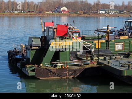 Rheinufer und Anlegeeinrichtungen, Arbeitsboot Moguntia ENI 04605980, Uferstraße, 55116 Mainz, Mainz, Rheinland-Pfalz, Deutschland Stockfoto