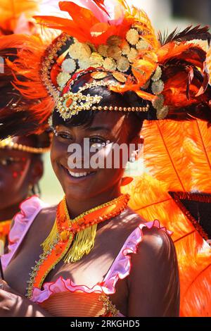 Bildnummer: 55598010 Datum: 16.07.2011 Copyright: imago/Xinhua (110716) -- TORONTO, 16. Juli 2011 (Xinhua) -- Ein Mädchen nimmt an der Junior Carnival Parade 2011 in Toronto, Kanada, am 16. Juli 2011 Teil. (Xinhua/Zou Zheng) (zw) CANADA-TORONTO-JUNIOR-CARNIVAL-PARADE PUBLICATIONxNOTxINxCHN Gesellschaft Karnevalsumzug Karneval Straßenfest Straßenumzug Jugendkarneval xns x0x 2011 hoch Premiere Bildnummer 55598010 Datum 16 07 2011 Copyright Imago XINHUA Toronto 16. Juli 2011 XINHUA A Girl nimmt an der 2011 Junior Carnival Parade in Toronto Canada am 16. Juli 2011 XINHUA Zou Zheng ZW Canada Tor Teil Stockfoto