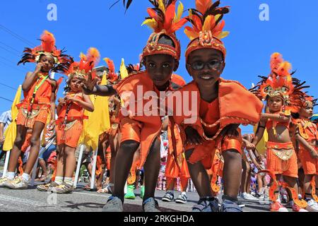 Bildnummer: 55598009 Datum: 16.07.2011 Copyright: imago/Xinhua (110716) -- TORONTO, 16. Juli 2011 (Xinhua) -- Kinder nehmen an der Junior Carnival Parade 2011 in Toronto, Kanada, am 16. Juli 2011 Teil. (Xinhua/Zou Zheng) (zw) CANADA-TORONTO-JUNIOR-CARNIVAL-PARADE PUBLICATIONxNOTxINxCHN Gesellschaft Karnevalsumzug Karneval Straßenfest Straßenumzug Jugendkarneval xns x0x 2011 quer Premiere Bildnummer 55598009 Datum 16 07 2011 Copyright Imago XINHUA Toronto 16. Juli 2011 XINHUA-Kinder nehmen an der Karnevalsparade 2011 in Toronto Kanada am 16. Juli 2011 Teil XINHUA Zou Zheng ZW Canada T Stockfoto