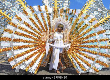 Bildnummer: 55598006 Datum: 16.07.2011 Copyright: imago/Xinhua (110716) -- TORONTO, 16. Juli 2011 (Xinhua) -- Ein Mädchen nimmt an der Junior Carnival Parade 2011 in Toronto, Kanada, am 16. Juli 2011 Teil. (Xinhua/Zou Zheng) (zw) CANADA-TORONTO-JUNIOR-CARNIVAL-PARADE PUBLICATIONxNOTxINxCHN Gesellschaft Karnevalsumzug Karneval Straßenfest Straßenumzug Jugendkarneval xns x0x 2011 quer Highlight Premiere Bildnummer 55598006 Datum 16 07 2011 Copyright Imago XINHUA Toronto 16. Juli 2011 XINHUA A Girl nimmt an der Junior Carnival Parade 2011 in Toronto Kanada am 16. Juli 2011 XINHUA Zou Zheng ZW Teil Stockfoto