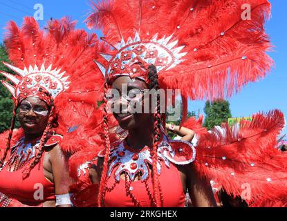 Bildnummer: 55598011 Datum: 16.07.2011 Copyright: imago/Xinhua (110716) -- TORONTO, 16. Juli 2011 (Xinhua) -- Mädchen nehmen an der Junior Carnival Parade 2011 in Toronto, Kanada, am 16. Juli 2011 Teil. (Xinhua/Zou Zheng) (zw) CANADA-TORONTO-JUNIOR-CARNIVAL-PARADE PUBLICATIONxNOTxINxCHN Gesellschaft Karnevalsumzug Karneval Straßenfest Straßenumzug Jugendkarneval xns x0x 2011 quer Premiere Bildnummer 55598011 Datum 16 07 2011 Copyright Imago XINHUA Toronto 16. Juli 2011 XINHUA Girls nehmen an der Junior Carnival Parade 2011 in Toronto Kanada am 16. Juli 2011 Teil XINHUA Zou Zheng ZW Canada Toronto Stockfoto