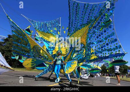 Bildnummer: 55598007  Datum: 16.07.2011  Copyright: imago/Xinhua (110716) -- TORONTO, July 16, 2011 (Xinhua) -- A girl participates in the 2011 Junior Carnival Parade in Toronto, Canada, July 16, 2011. (Xinhua/Zou Zheng) (zw) CANADA-TORONTO-JUNIOR-CARNIVAL-PARADE PUBLICATIONxNOTxINxCHN Gesellschaft Karnevalsumzug Karneval Straßenfeste Straßenumzug Jugendkarneval xns x0x 2011 quer Highlight premiumd     Bildnummer 55598007 Date 16 07 2011 Copyright Imago XINHUA  Toronto July 16 2011 XINHUA a Girl participates in The 2011 Junior Carnival Parade in Toronto Canada July 16 2011 XINHUA Zou Zheng ZW Stock Photo