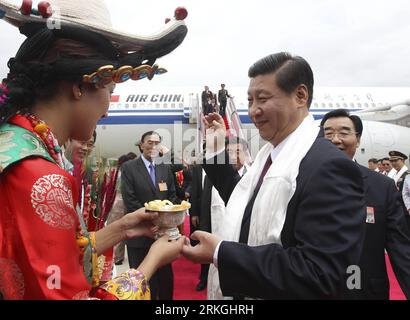 Bildnummer: 55598849 Datum: 17.07.2011 Copyright: imago/Xinhua (110717) -- LHASA, 17. Juli 2011 (Xinhua) -- der chinesische Vizepräsident Xi Jinping (R) wird bei seiner Ankunft in Lhasa, der Hauptstadt der autonomen Region Tibet im Südwesten Chinas, am 17. Juli 2011 begrüßt. XI Jinping nahm mit einer Delegation der Zentralregierung an den Feierlichkeiten zum 60. Jahrestag der friedlichen Befreiung Tibets Teil. (Xinhua/Lan Hongguang) (zn) CHINA-TIBET-LHASA-XI JINPING-60. Jahrestag DER FRIEDLICHEN BEFREIUNG TIBETS (CN) PUBLICATIONxNOTxINxCHN People Politik Jahrestag 60 Jahre Eingliederung A Stockfoto