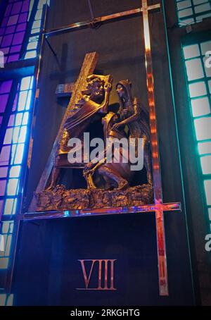 Jesus trifft die Frauen von Jerusalem, 8. Katholische Station des Kreuzes, Liverpool Metropolitan Cathedral, Cathedral House, Mount Pleasant, Liverpool L3 Stockfoto