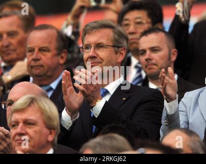 Bildnummer: 55599882  Datum: 17.07.2011  Copyright: imago/Xinhua (110717) -- FRANKFURT, July 17, 2011 (Xinhua) -- German President Christian Wulff (C) watches the final match between Japan and the United States at the 2011 FIFA Women s World Cup in Frankfurt, Germany, July 17, 2011. (Xinhua/Ma Ning) GERMANY-FRANKFURT-2011 FIFA WOMEN S WORLD CUP-FINAL-JPN VS USA PUBLICATIONxNOTxINxCHN People Politik premiumd xns x0x 2011 quer     Bildnummer 55599882 Date 17 07 2011 Copyright Imago XINHUA  Frankfurt July 17 2011 XINHUA German President Christian Wulff C Watches The Final Match between Japan and Stock Photo