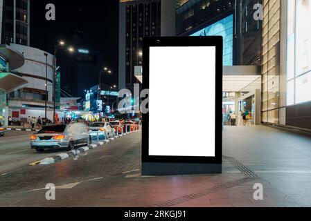 Eine große leere Plakatwand im Herzen der Stadt wartet auf Ihren Text oder Inhalt und bietet viel Platz, um Ihre Botschaft einem breiten Publikum zu vermitteln. Stockfoto