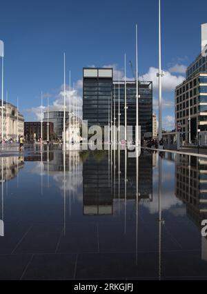 Centenary Square, Birmingham, U.K, - 19. August 2023 - Foto der Gebäude und der Reflexionen der Völker, innerhalb des Brunnens und der reflektierenden Pools. Stockfoto