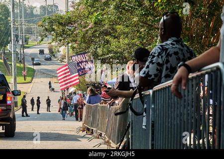 Atlanta, Georgia, 24. August 2023. 2023: Unterstützer des ehemaligen US-Präsidenten Donald J. Trump treffen sich vor dem Gefängnis von Fulton County in Atlanta, Georgia, wo er sich später am Nachmittag im Gefängnis ergeben wird und am 24. August 2023 zum ersten Mal seinen Becher schießen lassen wird. Kredit: Carlos Escalona/Cnp/Media Punch/Alamy Live News Stockfoto