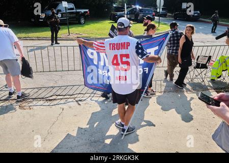 Atlanta, Georgia, 24. August 2023. 2023: Unterstützer des ehemaligen US-Präsidenten Donald J. Trump treffen sich vor dem Gefängnis von Fulton County in Atlanta, Georgia, wo er sich später am Nachmittag im Gefängnis ergeben wird und am 24. August 2023 zum ersten Mal seinen Becher schießen lassen wird. Kredit: Carlos Escalona/Cnp/Media Punch/Alamy Live News Stockfoto