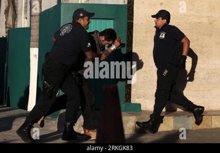 Bildnummer: 55602865  Datum: 18.07.2011  Copyright: imago/Xinhua (110719) -- TIJUANA, July 19, 2011 (Xinhua) -- Federal agents move the 58 detainees in the case of marijuana plants, to be rooted in a hotel, in Tijuana, in northwestern Mexico, on July 18, 2011. The operation was conducted by military and federal agencies. The plantation of marijuana was discovered in Ensenada, Baja California. (Xinhua/Str) (axy) MEXICO-TIJUANA-SECURITY PUBLICATIONxNOTxINxCHN Gesellschaft Drogen Razzia x0x xst Polizei 2011 quer     Bildnummer 55602865 Date 18 07 2011 Copyright Imago XINHUA  Tijuana July 19 2011 Stock Photo