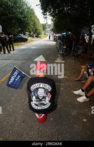 Atlanta, Georgia, 24. August 2023. 2023: Unterstützer des ehemaligen US-Präsidenten Donald J. Trump treffen sich vor dem Gefängnis von Fulton County in Atlanta, Georgia, wo er sich später am Nachmittag im Gefängnis ergeben wird und am 24. August 2023 zum ersten Mal seinen Becher schießen lassen wird. Kredit: Carlos Escalona/Cnp/Media Punch/Alamy Live News Stockfoto