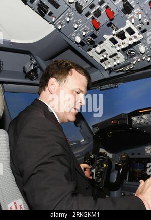 Bildnummer: 55605246  Datum: 19.07.2011  Copyright: imago/Xinhua (110719) -- BEIJING, July 19, 2011 (Xinhua) -- Canadian Foreign Minister John Baird tries to pilot a flight simulator at a training center of the Air China in Beijing, capital city of China, July 19, 2011. Baird is on an official visit to China from July 17 to 21 at the invitation of his Chinese counterpart Yang Jiechi. (Xinhua/Wang Shen) (ry) CHINA-BEIJING-CANADA-FM-VISIT (CN) PUBLICATIONxNOTxINxCHN People Politik xdf premiumd 2011 hoch  o0 Flugzeug Cockpit    Bildnummer 55605246 Date 19 07 2011 Copyright Imago XINHUA  Beijing J Stock Photo