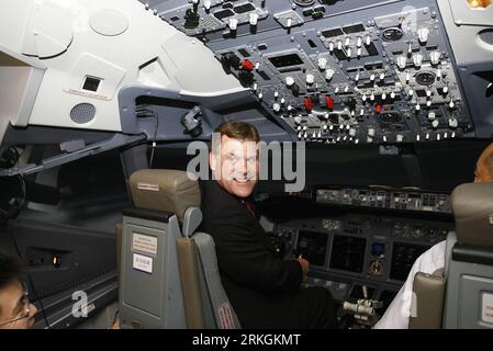 Bildnummer: 55605247  Datum: 19.07.2011  Copyright: imago/Xinhua (110719) -- BEIJING, July 19, 2011 (Xinhua) -- Canadian Foreign Minister John Baird tries to pilot a flight simulator at a training center of the Air China in Beijing, capital city of China, July 19, 2011. Baird is on an official visit to China from July 17 to 21 at the invitation of his Chinese counterpart Yang Jiechi. (Xinhua/Wang Shen) (ry) CHINA-BEIJING-CANADA-FM-VISIT (CN) PUBLICATIONxNOTxINxCHN People Politik xdf premiumd 2011 quer  o0 Flugzeug Cockpit    Bildnummer 55605247 Date 19 07 2011 Copyright Imago XINHUA  Beijing J Stock Photo