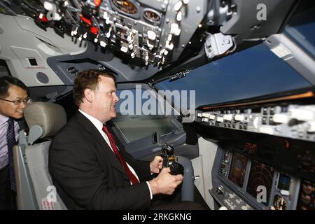 Bildnummer: 55605245  Datum: 19.07.2011  Copyright: imago/Xinhua (110719) -- BEIJING, July 19, 2011 (Xinhua) -- Canadian Foreign Minister John Baird tries to pilot a flight simulator at a training center of the Air China in Beijing, capital city of China, July 19, 2011. Baird is on an official visit to China from July 17 to 21 at the invitation of his Chinese counterpart Yang Jiechi. (Xinhua/Wang Shen) (ry) CHINA-BEIJING-CANADA-FM-VISIT (CN) PUBLICATIONxNOTxINxCHN People Politik xdf premiumd 2011 quer Highlight o0 Flugzeug Cockpit    Bildnummer 55605245 Date 19 07 2011 Copyright Imago XINHUA Stock Photo