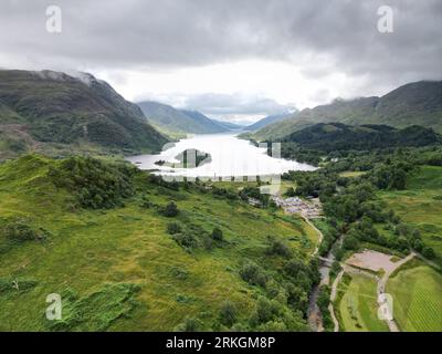 An aerial view of the Glenfinnan Viaduct and Loch Shiel in the Highlands of Scotland Stockfoto