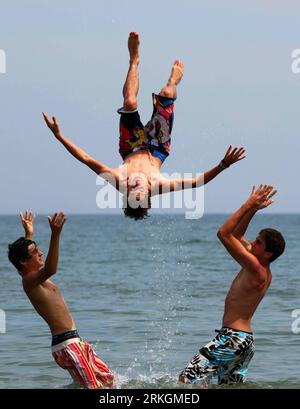 Bildnummer: 55606352  Datum: 20.07.2011  Copyright: imago/Xinhua (110720) -- TORONTO, July 20, 2011 (Xinhua) -- cool off in the Lake Ontario in Toronto, Canada, July 20, 2011. A heat wave swept the city on Wednesday with the highest temperature reaching 35 degrees Celsius. (Xinhua/Zou Zheng) (wjd) CANADA-TORONTO-HEAT WAVE PUBLICATIONxNOTxINxCHN Wetter xtm 2011 hoch  o0 Jugend Sommer Hitze Hitzewelle Jahreszeit Abkühlung Urlaub    Bildnummer 55606352 Date 20 07 2011 Copyright Imago XINHUA  Toronto July 20 2011 XINHUA cool off in The Lake Ontario in Toronto Canada July 20 2011 a Heat Wave Swept Stock Photo