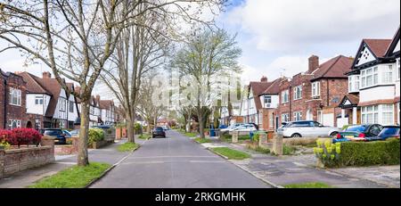 Vorort-Doppelhaushälften an der Wohnstraße in London, Großbritannien Stockfoto