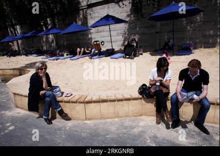 Bildnummer: 55610545 Datum: 22.07.2011 Copyright: imago/Xinhua (110722) -- PARIS, 22. Juli 2011 (Xinhua) -- Erholung auf der Strandmatratze in Paris Plage entlang der seine in Paris, Frankreich, 22. Juli 2011. Im zehnten Sommer verwandelt Paris die Ufer der seine in vollwertige Strände mit Palmen, Außenduschen und Hängematten. Die Veranstaltung findet bis zum 21. August 2011 statt. (Xinhua/Gao Jing) (zw) FRANCE-PARIS-FREIZEIT-STRAND PUBLICATIONxNOTxINxCHN Gesellschaft FRA Strand Sand Sandstrand Stadtstrand xda 2011 quer Bildnummer 55610545 Datum 22 07 2011 Copyright Imago XINHUA 110 722 Paris Juli Stockfoto