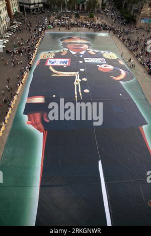 Bildnummer: 55610619  Datum: 22.07.2011  Copyright: imago/Xinhua (110722) -- TRIPOLI, July 22, 2011 (Xinhua) -- A giant portrait of Libyan leader Muammar Gaddafi is seen at Green Square in Tripoli, Libya, July 22, 2011. The portrait covers an area of 10,800 square meters. Photo was taken on a tour organized by the Libyan government. (Xinhua/Hamza Turkia) LIBYA-TRIPOLI-GADDAFI-PORTRAIT PUBLICATIONxNOTxINxCHN Politik kurios Komik premiumd xda 2011 hoch Aufmacher  o0 Personenkult Objekte Bild    Bildnummer 55610619 Date 22 07 2011 Copyright Imago XINHUA 110 722 Tripoli July 22 2011 XINHUA a Giant Stock Photo