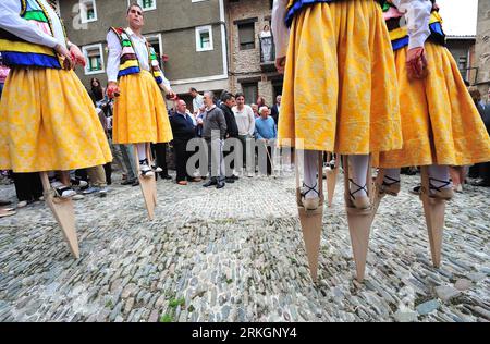 Bildnummer: 55610581  Datum: 22.07.2011  Copyright: imago/Xinhua (110723) -- ANGUIANO, July 23, 2011 (Xinhua) -- Stilt dancers prepare to perform on the occasion of the Danza de los Zancos (Lit. Stilt Dancing) festivity as part of a religious ritual to honor its patron saint day, Mary Magdalene, in Anguiano, La Rioja, northern Spain, July 22, 2011. Each year, eight dancers from Anguiano throw themselves spinning at a paved steep hill on stilts measuring some 50 centimeters. The Danza de los Zancos is performed in Anguiano to celebrate their patron Mary Magdelane and is thought to date from the Stock Photo