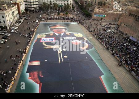 Bildnummer: 55610618  Datum: 22.07.2011  Copyright: imago/Xinhua (110722) -- TRIPOLI, July 22, 2011 (Xinhua) -- A giant portrait of Libyan leader Muammar Gaddafi is seen at Green Square in Tripoli, Libya, July 22, 2011. The portrait covers an area of 10,800 square meters. Photo was taken on a tour organized by the Libyan government. (Xinhua/Hamza Turkia) LIBYA-TRIPOLI-GADDAFI-PORTRAIT PUBLICATIONxNOTxINxCHN Politik kurios Komik premiumd xda 2011 quer o0 Personenkult Objekte Bild    Bildnummer 55610618 Date 22 07 2011 Copyright Imago XINHUA 110 722 Tripoli July 22 2011 XINHUA a Giant Portrait o Stock Photo