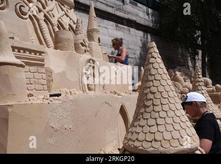 Bildnummer: 55610548 Datum: 22.07.2011 Copyright: imago/Xinhua (110722) -- PARIS, 22. Juli 2011 (Xinhua) -- Bildhauer bauen eine Sandskulptur in Paris Plage entlang der seine in Paris, Frankreich, 22. Juli 2011. Im zehnten Sommer verwandelt Paris die Ufer der seine in vollwertige Strände mit Palmen, Außenduschen und Hängematten. Die Veranstaltung findet bis zum 21. August 2011 statt. (Xinhua/Gao Jing) (zw) FRANCE-PARIS-FREIZEIT-BEACH PUBLICATIONxNOTxINxCHN Gesellschaft FRA Strand Sand Sandstrand Stadtstrand xda 2011 quer o0 Skulptur Sandskulptur o00 Sandburg Bildnummer 55610548 Datum 22 07 201 Stockfoto