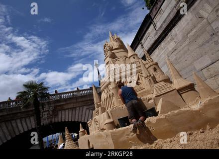 Bildnummer: 55610550  Datum: 22.07.2011  Copyright: imago/Xinhua (110722) -- PARIS, July 22, 2011 (Xinhua) -- Sculptors build a sand sculpture at Paris Plage along the River Seine in Paris, France, July 22, 2011. For the tenth summer, Paris transforms the banks of the Seine into full-fledged beaches with palm trees, outdoor showers and hammocks. The event runs until August 21, 2011. (Xinhua/Gao Jing) (zw) FRANCE-PARIS-LEISURE-BEACH PUBLICATIONxNOTxINxCHN Gesellschaft FRA Strand Sand Sandstrand Stadtstrand xda 2011 quer premiumd o0 Skulptur Sandskulptur o00 Sandburg    Bildnummer 55610550 Date Stock Photo