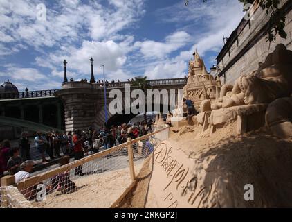 Bildnummer: 55610552  Datum: 22.07.2011  Copyright: imago/Xinhua (110722) -- PARIS, July 22, 2011 (Xinhua) -- Sculptors build a sand sculpture at Paris Plage along the River Seine in Paris, France, July 22, 2011. For the tenth summer, Paris transforms the banks of the Seine into full-fledged beaches with palm trees, outdoor showers and hammocks. The event runs until August 21, 2011. (Xinhua/Gao Jing) (zw) FRANCE-PARIS-LEISURE-BEACH PUBLICATIONxNOTxINxCHN Gesellschaft FRA Strand Sand Sandstrand Stadtstrand xda 2011 quer premiumd  o0 Skulptur Sandskulptur o00 Sandburg    Bildnummer 55610552 Date Stock Photo