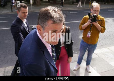 RTE-Generaldirektor Kevin Bakhurst trifft in Dublin mit der Medienministerin Catherine Martin im Ministerium für Tourismus, Kultur, Kunst, Gaeltacht-Sport und Medien zusammen. Bilddatum: Freitag, 25. August 2023. Stockfoto