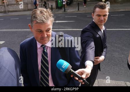 RTE-Generaldirektor Kevin Bakhurst trifft in Dublin mit der Medienministerin Catherine Martin im Ministerium für Tourismus, Kultur, Kunst, Gaeltacht-Sport und Medien zusammen. Bilddatum: Freitag, 25. August 2023. Stockfoto