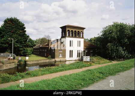 Der historische Coppermill Tower am Coppermill Stream auf den Walthamstow Wetlands, London UK, ist heute ein Museum, das der Öffentlichkeit zugänglich ist Stockfoto