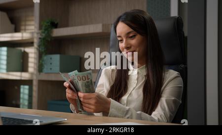 Reiche wohlhabende Geschäftsfrau Kaukasische Geschäftsfrau Finanzbuchhalterin Mädchen im Büro Unternehmer, der Geld zählt Bargeld, Gehalt, Gewinn, Finanzierung Stockfoto