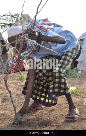 Bildnummer: 55612439  Datum: 24.07.2011  Copyright: imago/Xinhua (110724) -- MOGADISHU, July 24, 2011 (Xinhua) -- An elderly Somali man from drought-stricken southern Somalia constructs a hut for his newly arrived family at a camp for drought displaced in Mogadishu, Somalia, July 24, 2011. (Xinhua/Faisal Isse) SOMALIA-DROUGHT-DISPLACED PUBLICATIONxNOTxINxCHN Gesellschaft Flüchtling Flüchtlingslager Flüchtlingscamp Hungersnot x0x xtm 2011 hoch premiumd     Bildnummer 55612439 Date 24 07 2011 Copyright Imago XINHUA  Mogadishu July 24 2011 XINHUA to Elderly Somali Man from drought stricken Southe Stock Photo