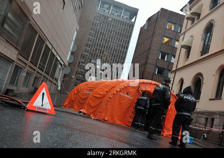 Bildnummer: 55612736  Datum: 24.07.2011  Copyright: imago/Xinhua (110724) -- OSLO, July 24, 2011 (Xinhua) -- Policemen stand guard near the damaged government building in Oslo, capital of Norway, July 24, 2011. Norway has plunged in grief as its come to terms with life after the massive bomb blast and shooting spree on Friday killed at least 93 people. (Xinhua/Wang Qingqin) (zw) NORWAY-OSLO-GOVERNMENT BUILDING PUBLICATIONxNOTxINxCHN Gesellschaft Politik Norwegen Oslo Anschlag Terror Terroranschlag Bombenanschlag Regierungsviertel xtm 2011 quer premiumd  o0 Gebäude Polizei / Massaker Amok Zelt Stock Photo