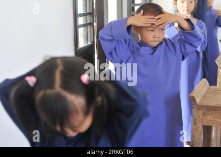 Bildnummer: 55615042  Datum: 25.07.2011  Copyright: imago/Xinhua (110725) -- GUIYANG, July 25, 2011 (Xinhua) -- Children pay the traditional salute to Confucius at a classroom in a traditional Chinese private school in Guiyang, capital of southwest China s Guizhou Province, July 25, 2011. Some 10 children, who are 3 to 5 years old, spent half of a month to study at the traditional Chinese private school in Guizhou. Teachers at the school focused on telling children about knowledge of the etiquette, farming as well as the classical literature works. (Xinhua/Ou Dongqu) (zhs) CHINA-GUIZHOU-TRADIT Stock Photo