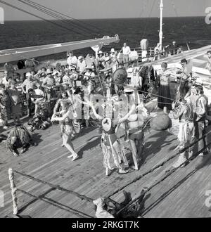 Ende der 1960er Jahre, historische Kreuzfahrtpassagiere, die an der traditionellen Zeremonie „Überquerung der Linie“ teilnehmen, einem Initiationsritus, der an die erste Überquerung des Äquators erinnert. Seeleute, die den Äquator überquert haben, sind Shellbacks oder Sons of Neptun. Stockfoto