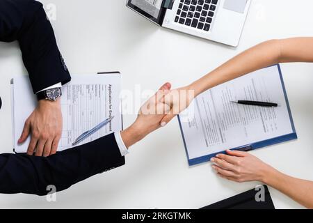Porträt von zwei glücklichen Geschäftsfrau mit Handschlag In Büro Stockfoto