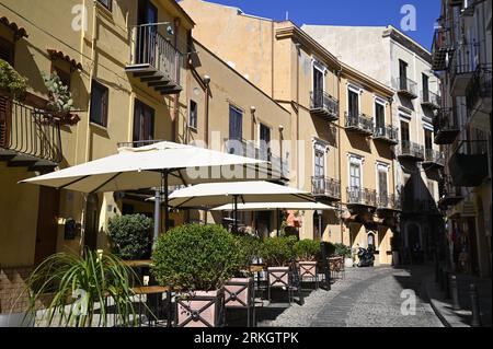 Landschaft mit malerischem Blick auf lokale Geschäfte in der Via Vittorio Emanuele in Cefalù Sizilien, Italien. Stockfoto